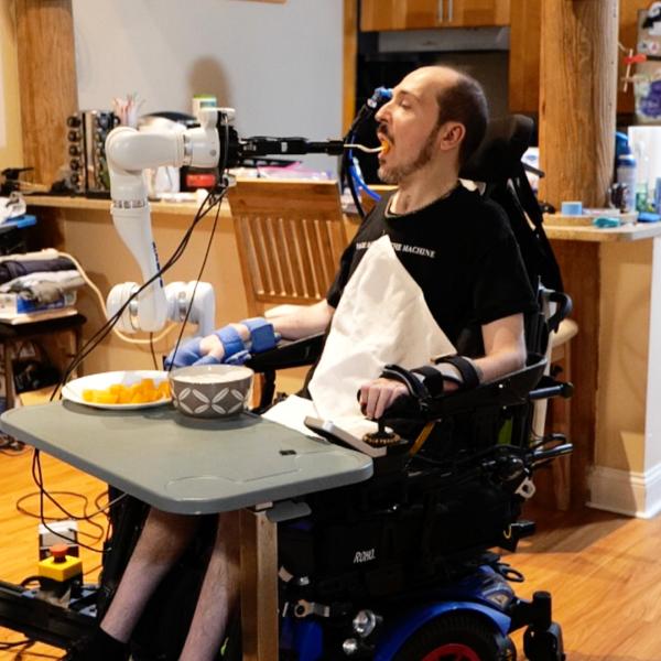 Robotic system feeds people with severe mobility limitations